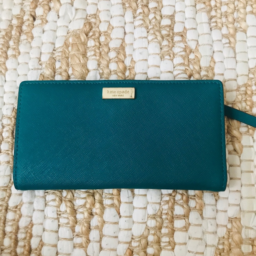 Kate Spade Wallet in GREAT condition!! Rarely used
